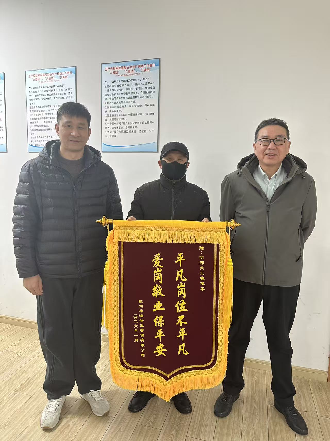 凌晨挺身而出！这位小哥，值得我们所有人点赞